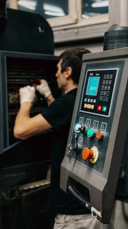 Technicus bij bedieningspaneel