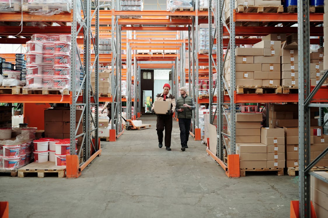 Medewerkers in magazijn